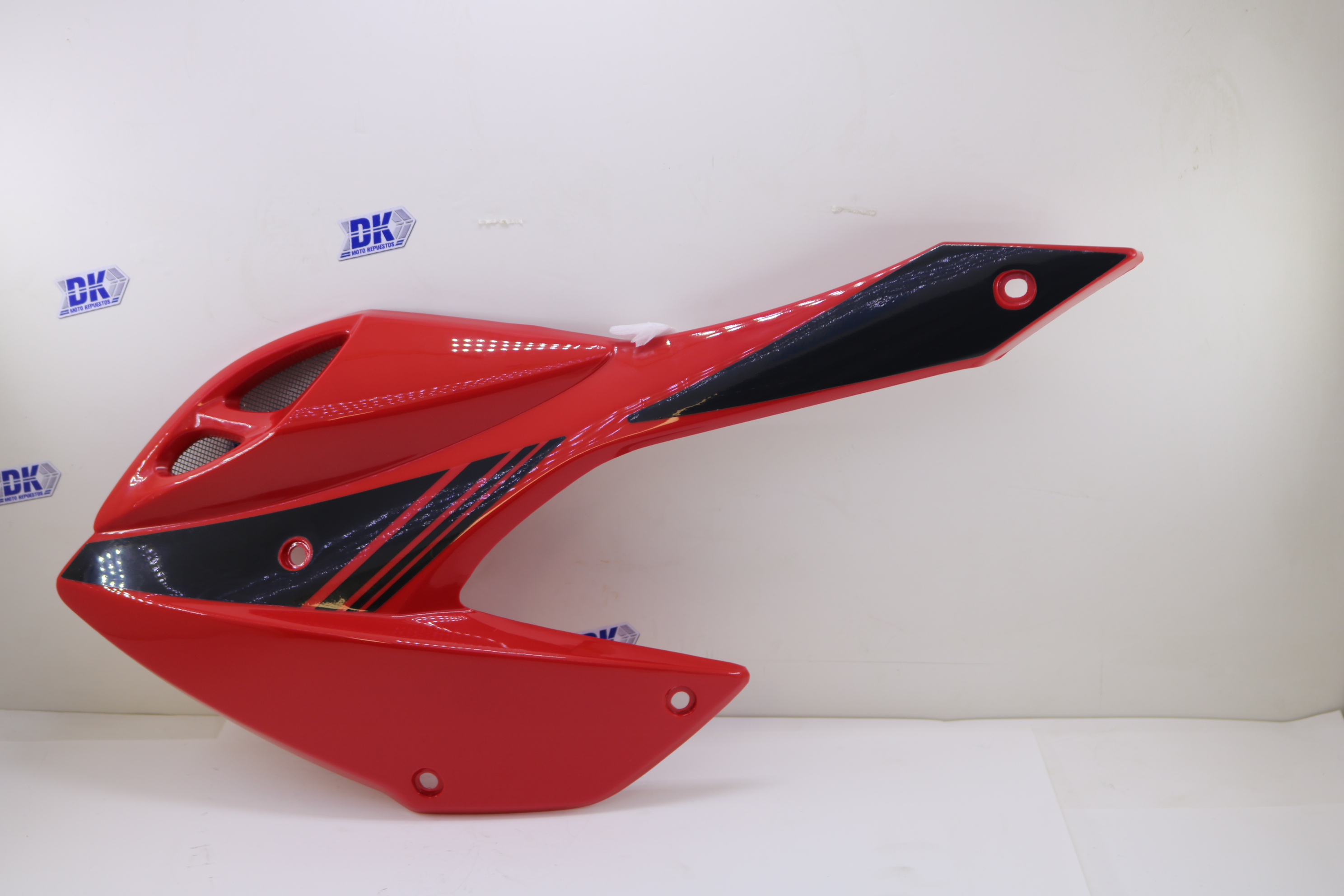 CUBIERTA DE TANQUE DM150 ROJO DERECHA PZA